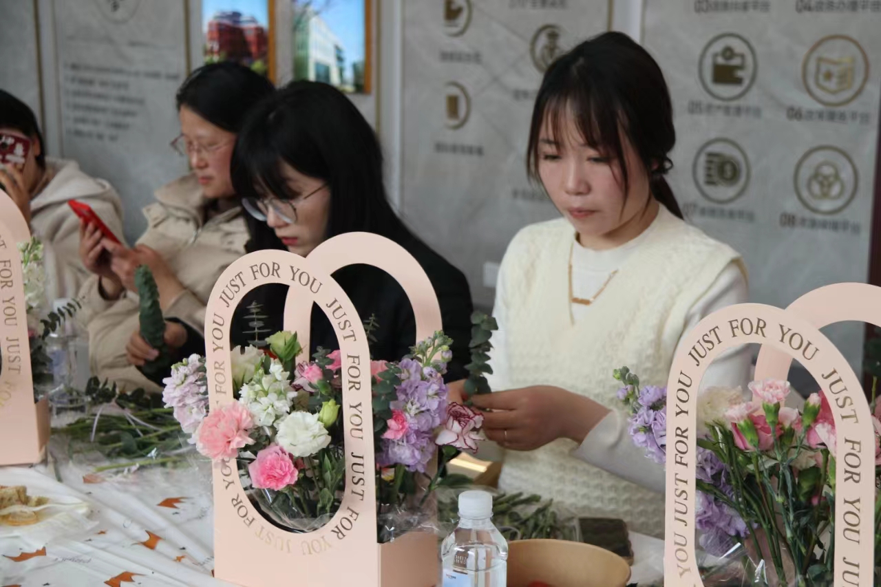 I dag lancerede Elim en blomsterarrangementsaktivitet for at fejre den internationale kvindedag