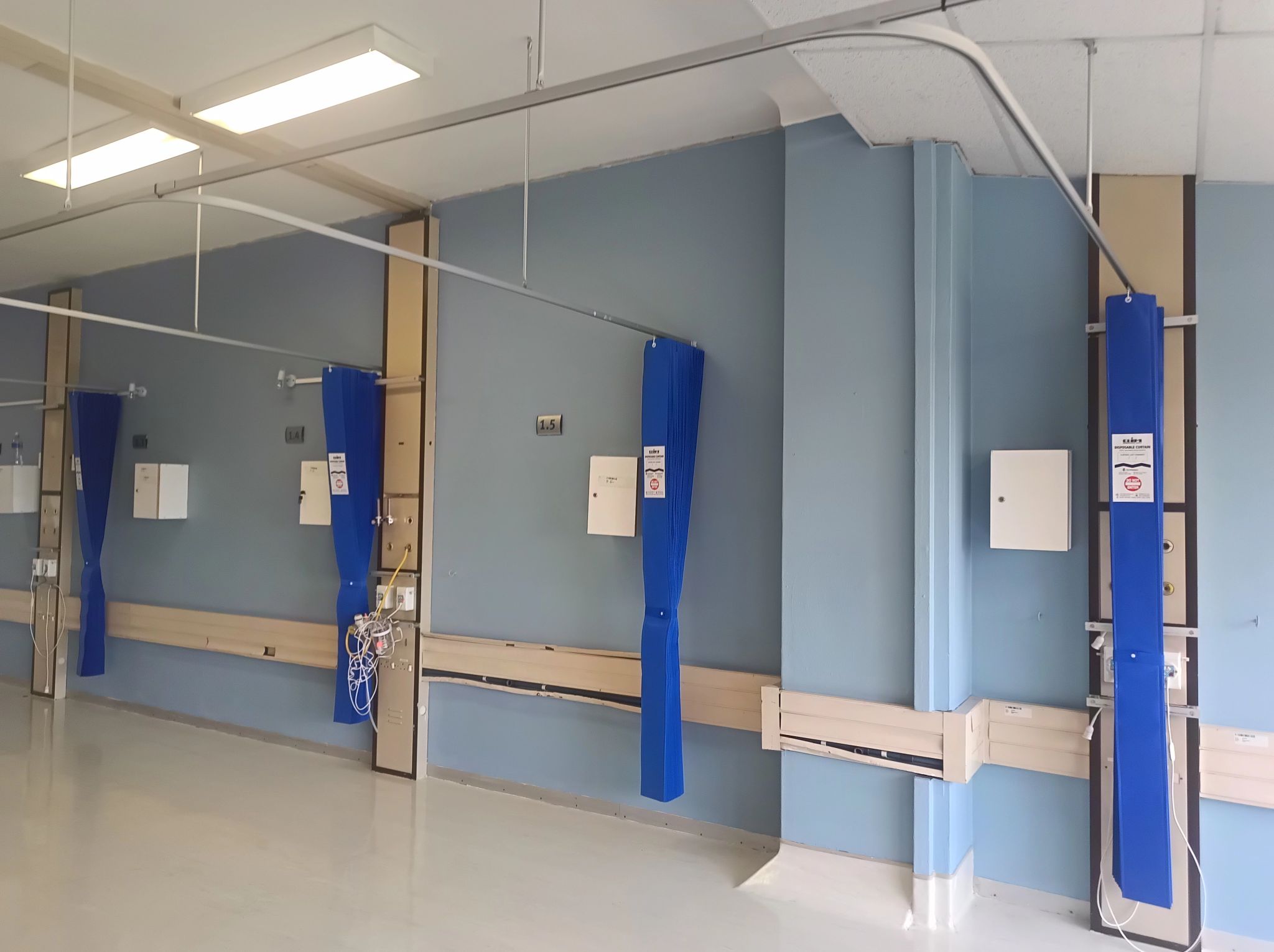 Elim Disponable Cubicle Curtains Elevate Hygiene Standards på afrikanske sundhedsfaciliteter: Tredjebølgeforsyninger Del installationssucces
